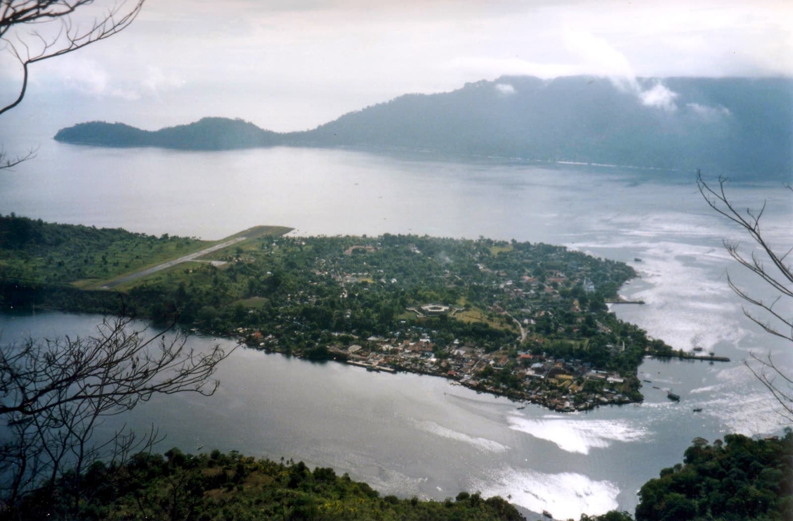 Diving Around Gunung Api